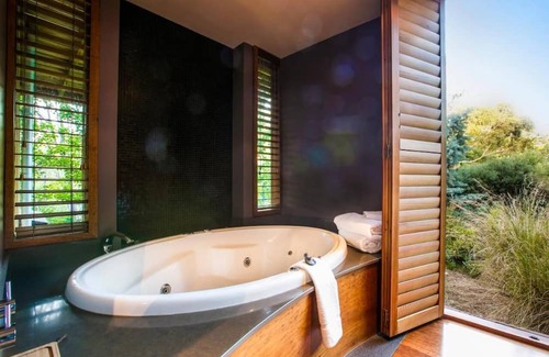 Hepburn Springs Villa | Horizon Villa. Newly renovated luxury villa in gorgeous private setting.