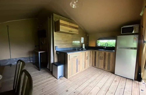 Chaparon RV Rental | Camping Les Fontaines* - Lodge Kenya 3 rooms 5 people
