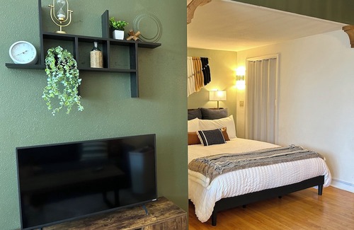 Phinney Ridge Apartment | Cozy Studio on Greenwood Ave