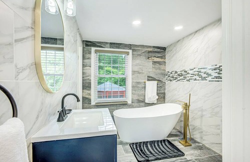 Fort Washington House | Luxurious 5-Bedroom Oasis Near National Harbor – Your Perfect Getaway!