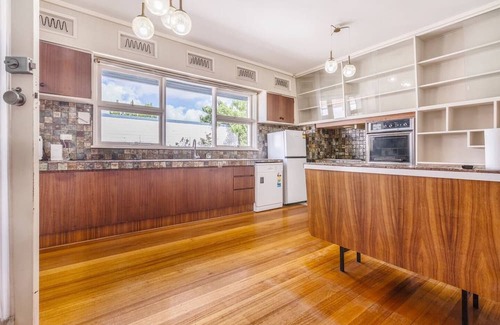 Werribee House | Lodge Retro Heart of Werribee Blast from the Past