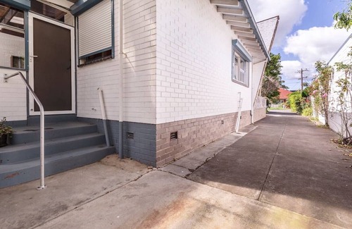 Werribee House | Lodge Retro Heart of Werribee Blast from the Past