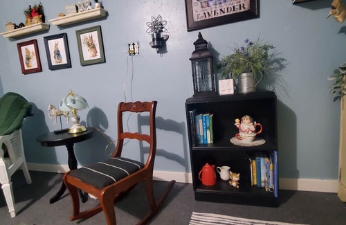 West Central Apartment | Scones & tea in basement apartment 5 minutes to downtown