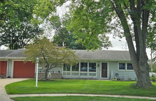 Mukwonago House | Charming 2-bedroom house in tranquil Mukwonago . 25 min to downtown Milwaukee.