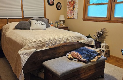 Mukwonago House | Charming 2-bedroom house in tranquil Mukwonago . 25 min to downtown Milwaukee.