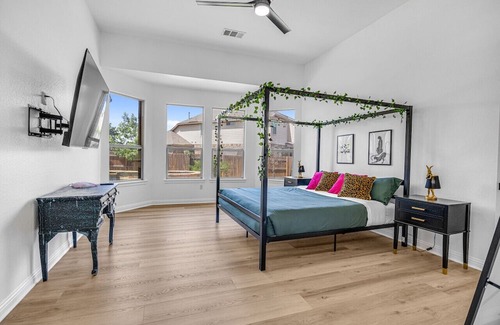 Georgetown House | Spacious high ceilings, a refreshing pool, and a BBQ area. Just 30 mins from Austin,