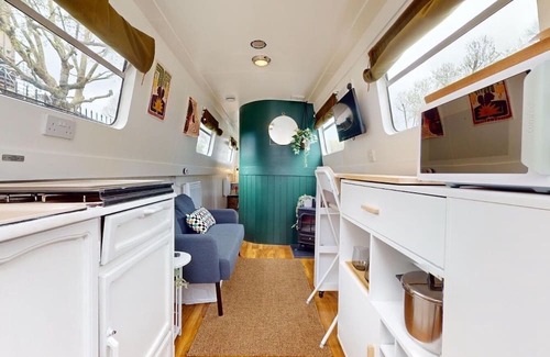 Little Venice Boat Rental | Executive houseboat in Little Venice