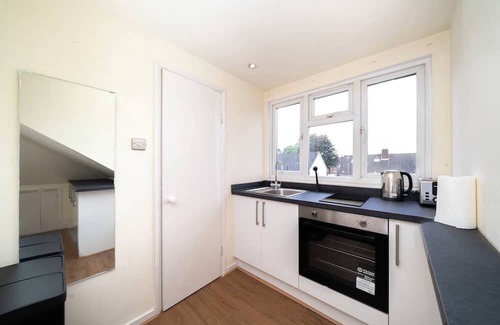 Southgate House | Charming 2BR Floor in House on Avenue Road
