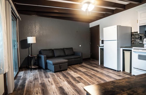Albany Apartment | Handicap Accessible 1 Bedroom Suite with a Balcony overlooking Lake Cumberland.