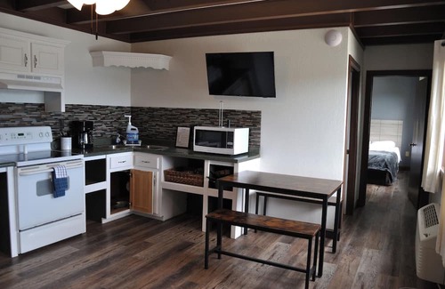 Albany Apartment | Handicap Accessible 1 Bedroom Suite with a Balcony overlooking Lake Cumberland.