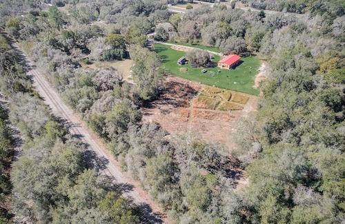 Spring Hill House | 🐓Your cozy RV PARK retreat! Nature, play & chickens - who could ask for more?!