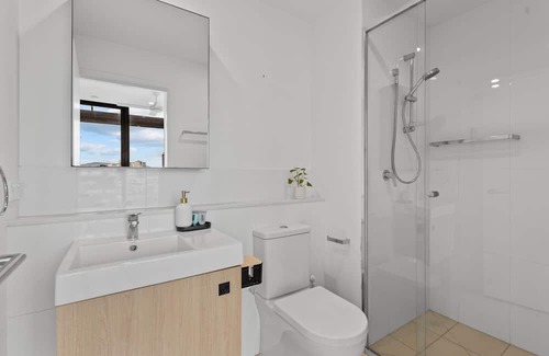 Newstead Apartment | Cityscape 2-Bed with Pool, Gym & Secure Parking