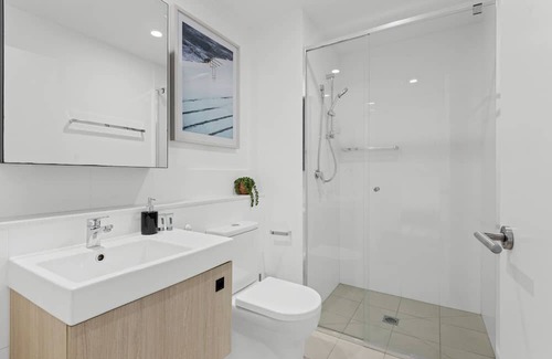 Newstead Apartment | Cityscape 2-Bed with Pool, Gym & Secure Parking