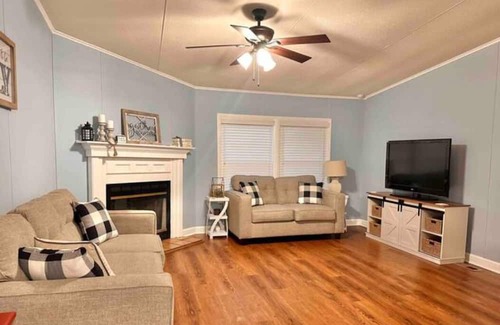 Semora House | Hyco Lake Retreat - Near VIR / Caesar's Casino / Raleigh-Durham-UNC
