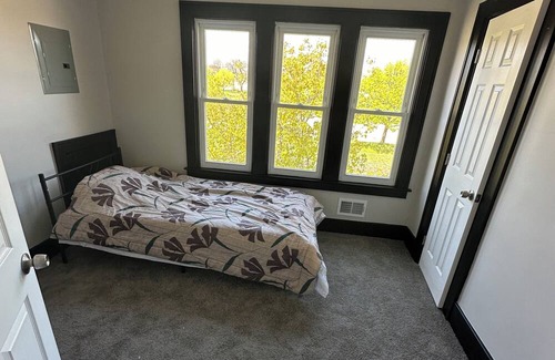 Roseville House | Modern Oasis: Spacious 6-Bedroom