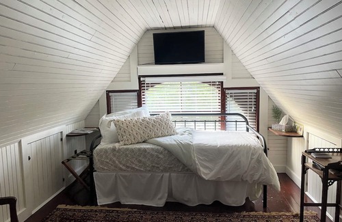 Barnstable Bed & Breakfast | Victorian by the Sea - Tower Room at Beechwood Manor