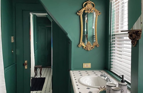 Barnstable Bed & Breakfast | Victorian by the Sea - Tower Room at Beechwood Manor