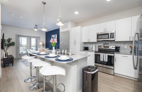 Lewisville Apartment | Elegant Lakeside 1BD: Pool, Gym & Cozy Workspace
