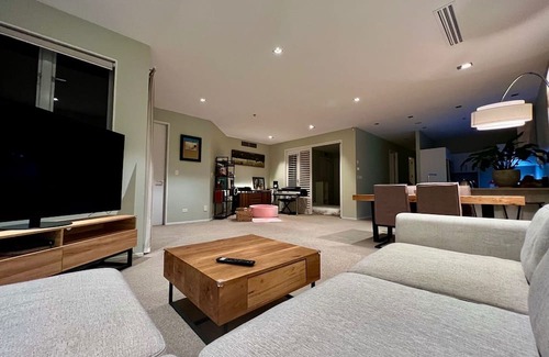 Takapuna Apartment | Seaside Serenity: Your Rental in Takapuna Beach