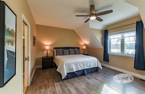 Huntsville Cottage | Great 5 bed 4 bath cottage on Fairy Lake - SW Exposure! Sauna!