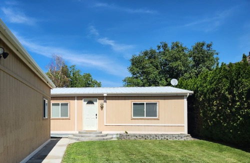 Sunland Estates House | Cozy 2 bedroom Sunland home with private yard 6 miles from the Gorge