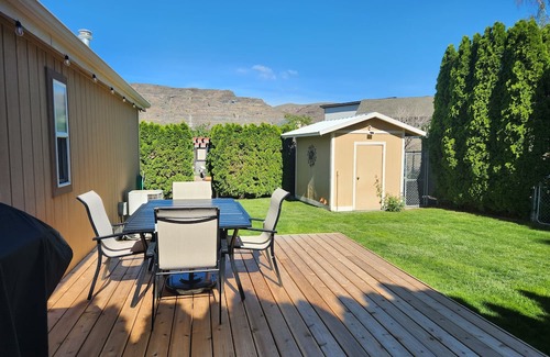Sunland Estates House | Cozy 2 bedroom Sunland home with private yard 6 miles from the Gorge