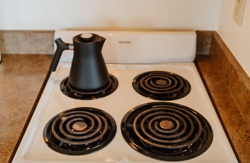 Kalispell Apartment | Downtown King Suite w Washer Dryer