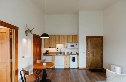 Kalispell Apartment | Downtown King Suite w Washer Dryer