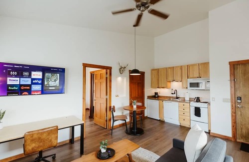 Kalispell Apartment | Downtown King Suite w Washer Dryer