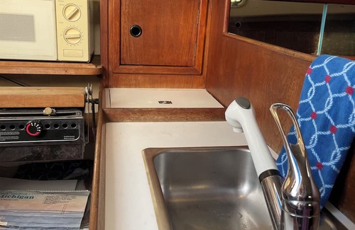 Holland Boat Rental | Enjoy a sailors stay in Holland Michigan at Macatawa Bay.