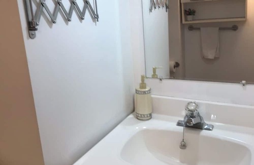 Old Ottawa East Apartment | Central Canal 2 bedrooms Private Entrance Private Parking