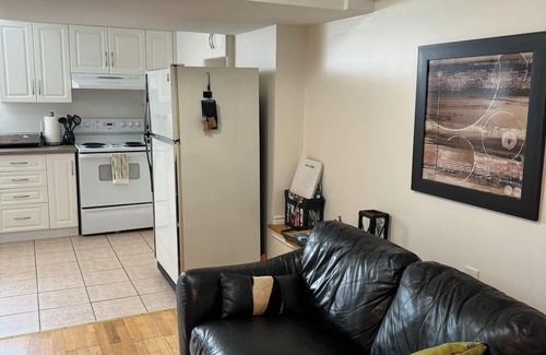 Old Ottawa East Apartment | Central Canal 2 bedrooms Private Entrance Private Parking