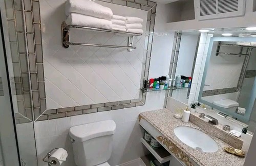 Reading House | Two blocks away from Santana Arena in the heart of the city of Reading