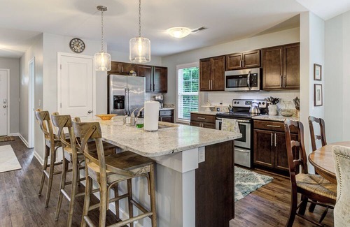 Ogden House | Modern Townhome, Sleeps 6, Mins to Beach, Restaurant, & Shops