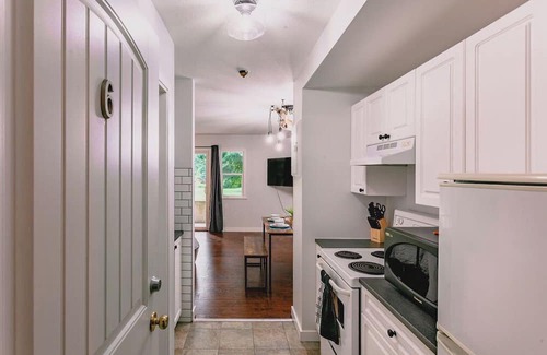 Harrison Hot Springs Condo | Renovated Contemporary Studio in Harrison Springs