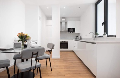 Grove Apartment | Modern Kingston Home close to Hampton Court Palace by UnderTheDoormat