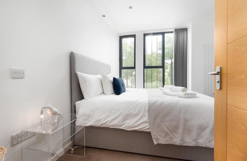 Grove Apartment | Modern Kingston Home close to Hampton Court Palace by UnderTheDoormat