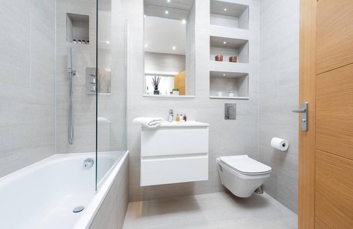 Grove Apartment | Modern Kingston Home close to Hampton Court Palace by UnderTheDoormat