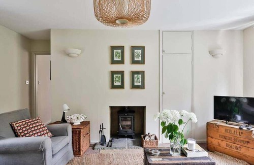 Beverston House | Charming 2 Bed/1 Bath Bungalow in Beverston Castle