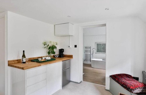 Beverston Cottage | Cozy Beverston Castle Cottage:1 Bed/1 Bath Retreat