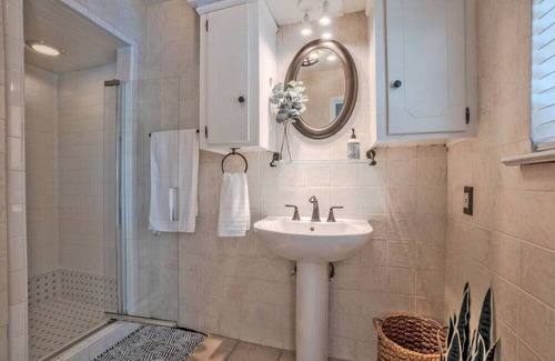 Northeast Dallas House | East Dallas Oasis - Hot Tub!