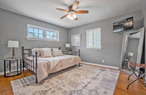 Northeast Dallas House | East Dallas Oasis - Hot Tub!