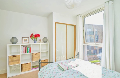 Bow West Apartment | 2-bedroom flat with balcony & canal view