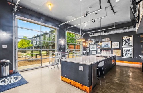 King William Apartment | River Walk Luxury: 2BR Apt | River&Pool Views+Gym