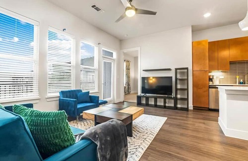King William Apartment | River Walk Luxury: 2BR Apt | River&Pool Views+Gym