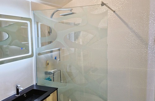 Neyron House | Maison Proche Lyon. 4 Chambres, Piscine, Baby Foot, Trampoline
