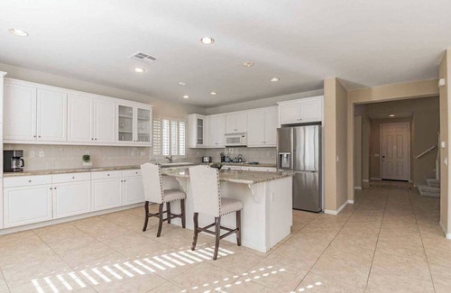 Palmdale House | Fenced Backyard For Dogs｜Spacious 4B｜Perfect For Family Vacation #41381
