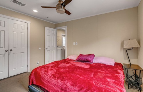 Jasper House | Conveniently located comfy cabin in the lake front community of Westwood