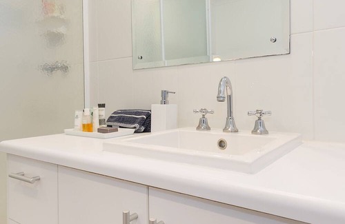 Kensington Gardens House | 3BR Family Home in Kensington Gardens