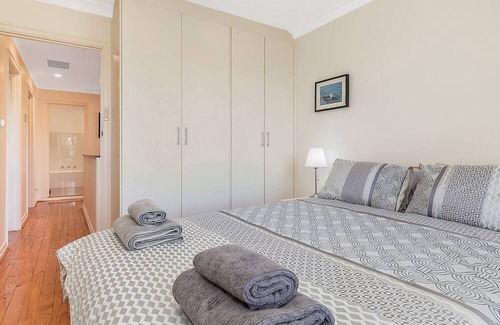 Kensington Gardens House | 3BR Family Home in Kensington Gardens